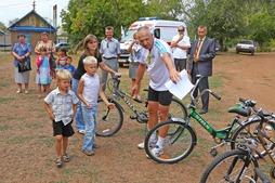 В поселке Садовый Переволоцкого района участники велопробега вручили велосипеды детям из трех многодетных семей муниципального образования