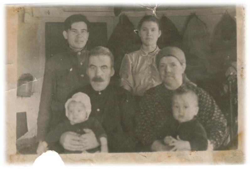 Александр Михайлович, жена Агриппина, дочь Пелагея, зять Матвей и внуки, 1951год