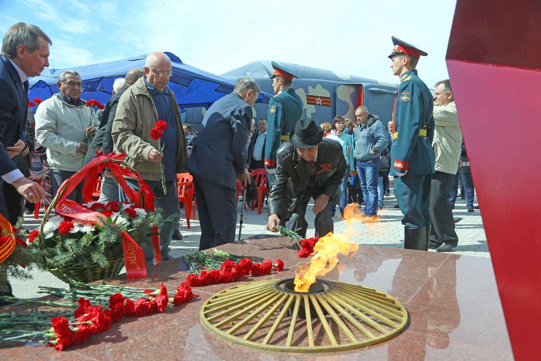Ветераны войны и Вооруженных Сил, газовики, взрослые и юные оренбуржцы возложили цветы к Вечному огню