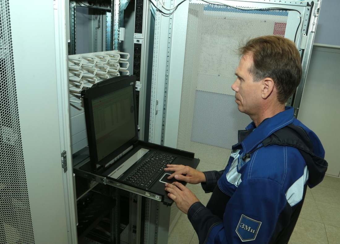 Старший электромеханик Олег Марушко тестирует систему оповещения