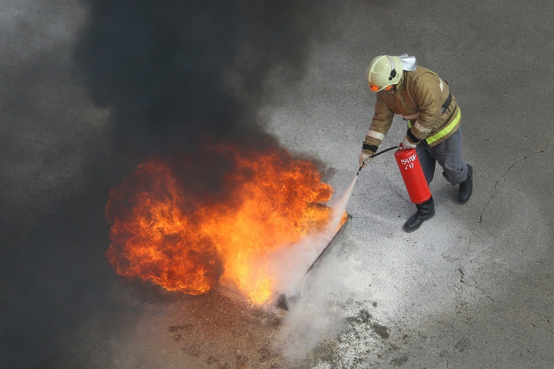 Мастерство владения противопожарным снаряжением конкурсанты демонстрировали в процессе тушения горящей жидкости