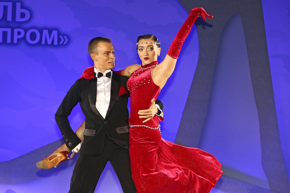 Иван Марков и Анастасия Рагулина в танце поведали историю о том, как агент 007 не устоял перед русской разведчицей