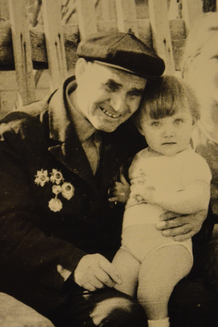 Мой прадедушка Федор Захарович Каверин и я, 1984 год, село Покровка Новосергиевского района Оренбургской области