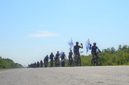 В велопробеге ООО "Газпром добыча Оренбург" приняли участие 34 представителя предприятия разного возраста