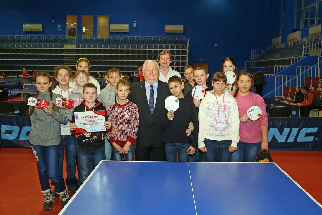 Воспитанникам школы-интерната вручили мячи, ракетки и сертификат на приобретение теннисного стола