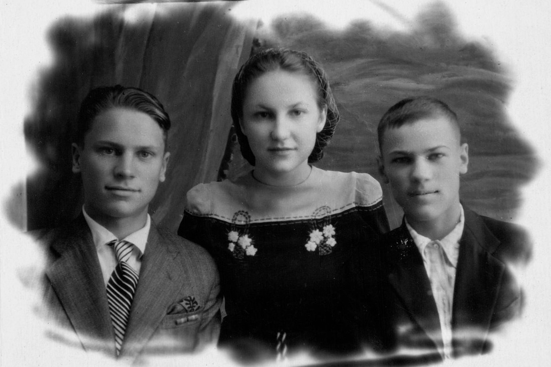 Лидия Севастьянова со школьными товарищами, 1943 год