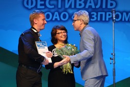 Семен Мильштейн (справа) подравляет участников ВИА "Экспромт" с успешным выступлением