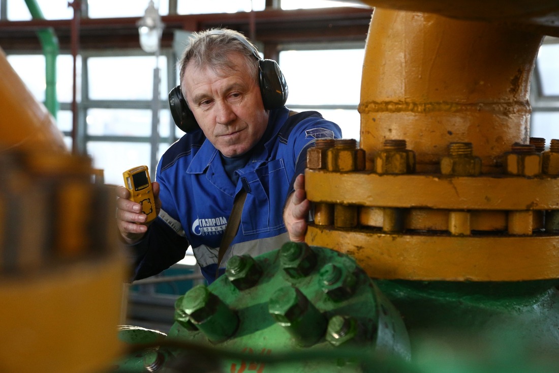 Машинист установки Николай Зубков производит замер концентрации вредных веществ в машинном зале