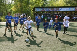 Вместе с футболистами команды "Оренбург-2" мальчишки оттачивали спортивный навык