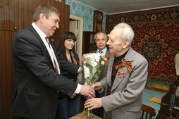 Начальник военизированной части Сергей Калдузов поздравил ветерана Великой Отечественной войны Владимира Васильевича Грудинина