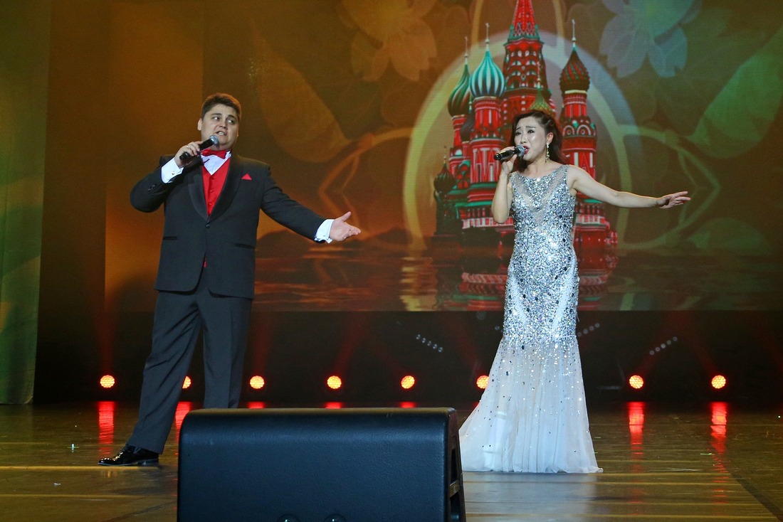 На сцене Виктор Неверов и представительница Китайской народной республики Чжоу Шань