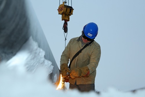 Слесарь-газорезчик Радик Шарипов проводит обработку металла перед сваркой