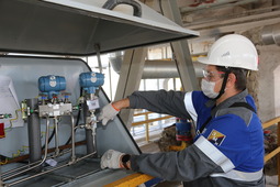 Ведущий инженер службы метрологического обеспечения ГПУ Алексей Горбатенко проводит ревизию оборудования коммерческого узла учета попутного нефтяного газа