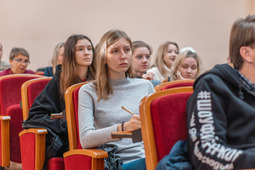 Анна Фролова (в центре) набрала 100 баллов в экстра-версии теста