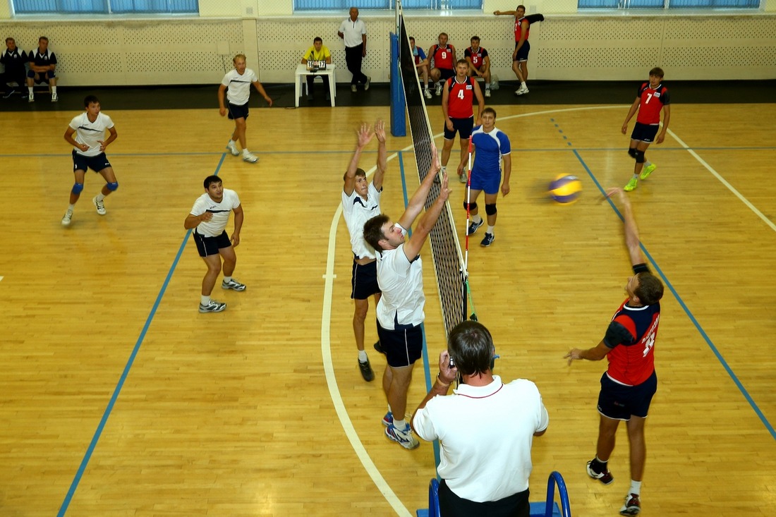 Игра в волейбол во Дворце культуры и спорта "Газовик"