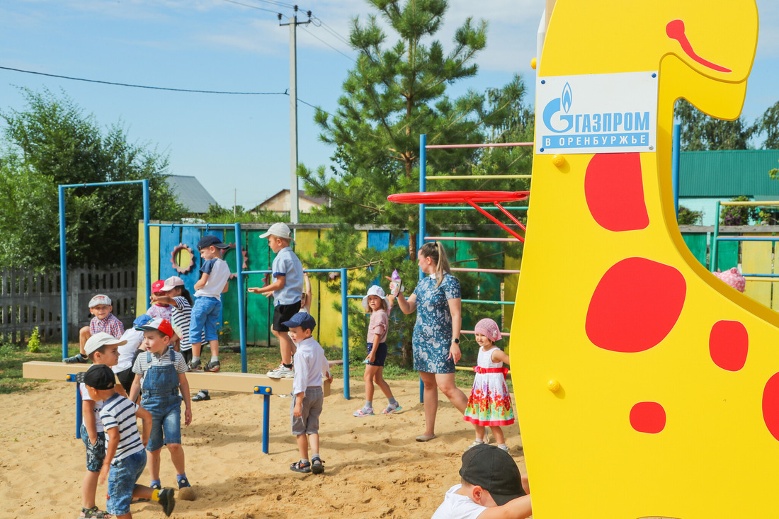 Новая спортивная площадка, построенная на средства некоммерческого партнерства «Газпром в Оренбуржье» в селе Черноречье Оренбургского района