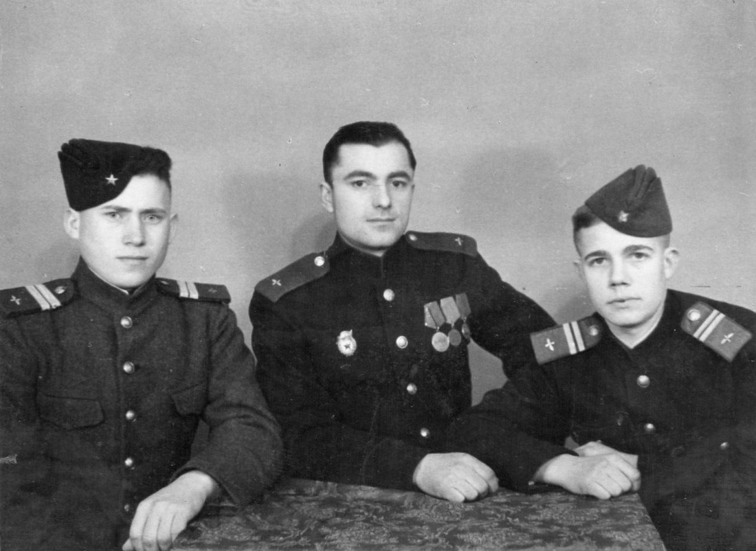 Александр Растегаев (в центре) с боевыми товарищами линейного взвода роты связи, снимок сделан в период 1946-1948 годов