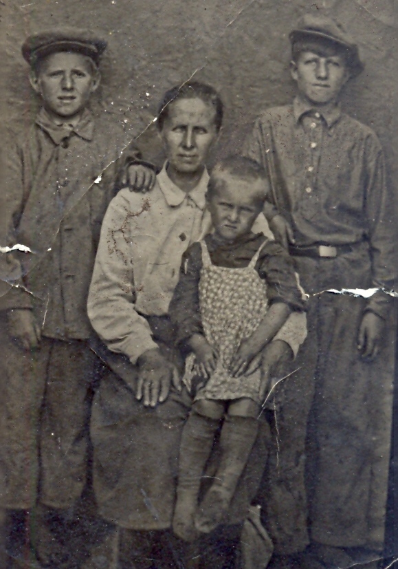 Михаил (справа) с семьей, 1941 год. Таким, совсем еще мальчишкой он начал работать