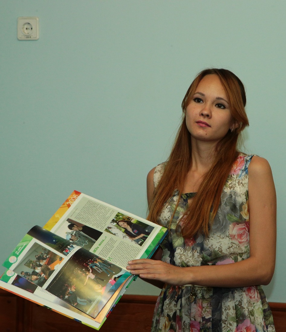 Участнице первого «Тепла детских сердец» 19-летней Карине Чураевой было предоставлено право первой открыть книгу «Теплом согретые сердца», подготовленную к юбилею фестиваля