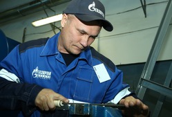 На гелиевом заводе соревнуются слесари по ремонту технологических установок
