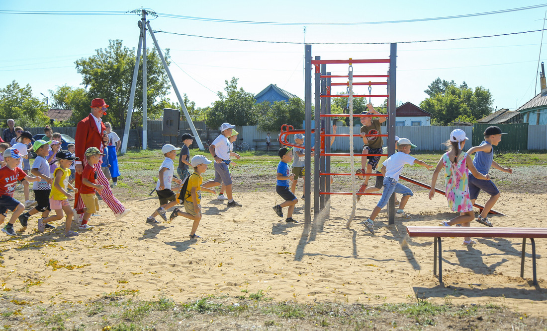 Радость, с которой юные жители села Черный Отрог, встретили открытие спортивной площадки, — лучший подарок взрослым, которые подарили этот уголок для активного отдыха