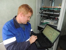 Инженер управления связи Антон Стариков производит проверку системы в автоматизированном пункте контроля загазованности