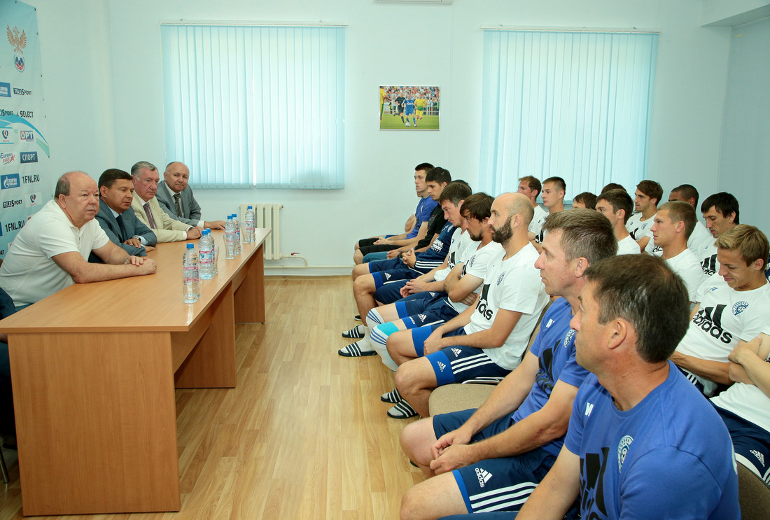 Руководство Общества и футболисты клуба "Газовик" говорили о планах на будущее