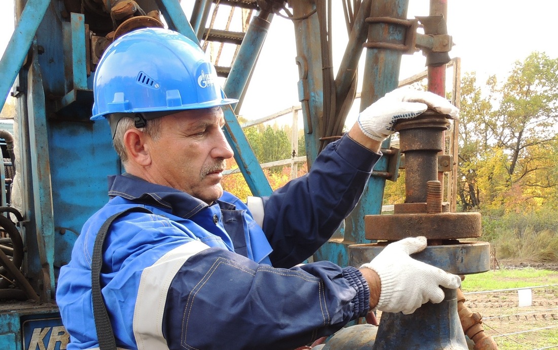 Оператор по добыче нефти и газа Александр Сорокин готовит скважину к проведению гидроразрыва пласта