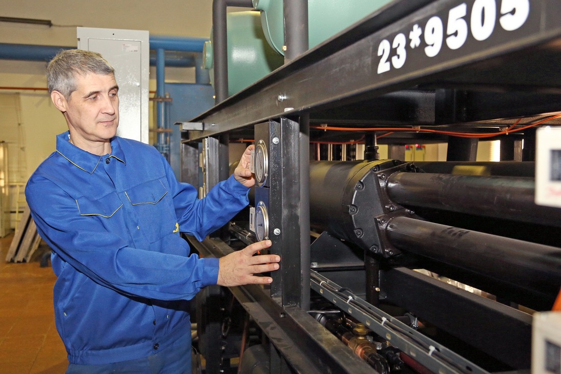 Машинист холодильной станции Ледового дворца Андрей Коломиец контролирует работу новой системы