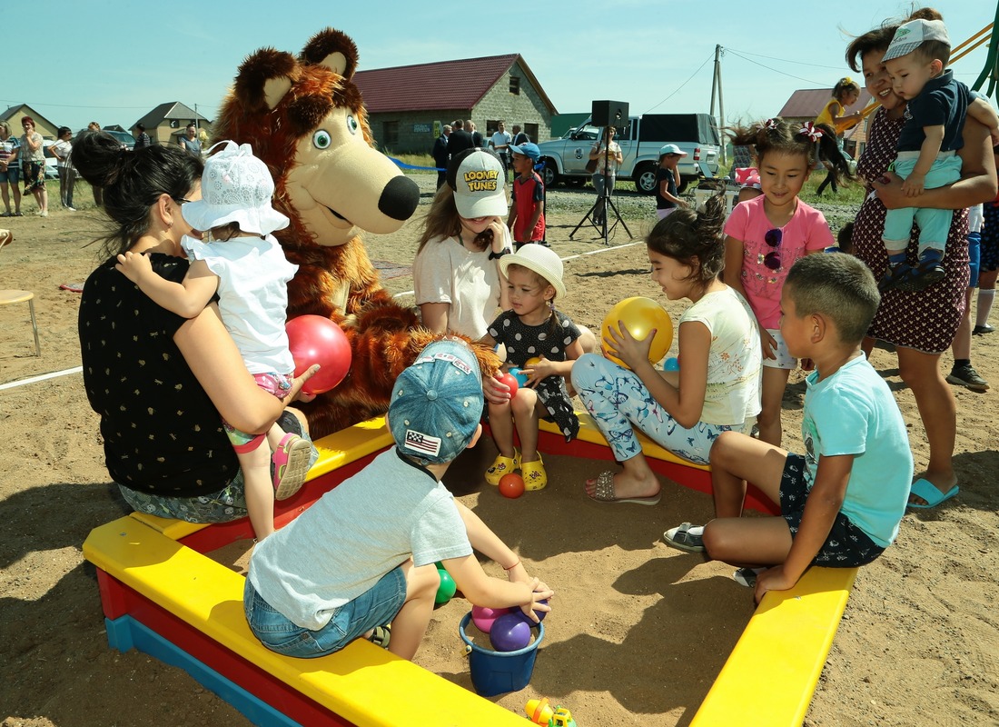 Самые маленькие жители села Каменноозерного пригласили Мишку играть в песочнице
