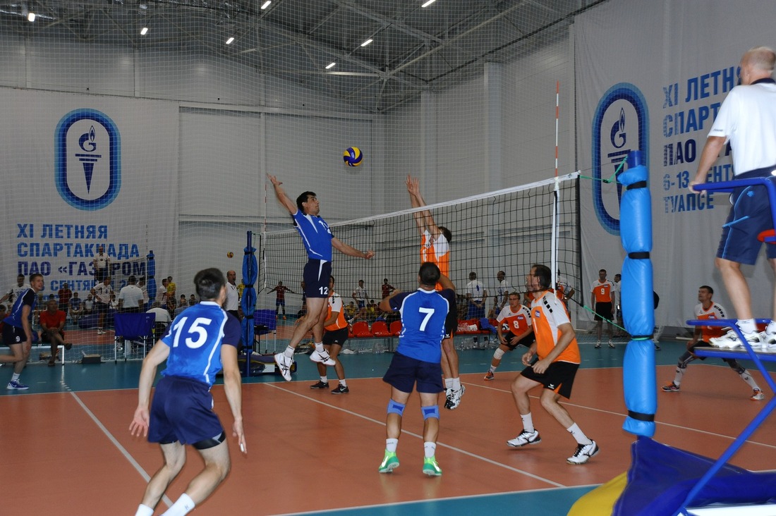 На волейбольной площадке удача сопутствовала соперникам оренбуржцев (в сине-белой форме)