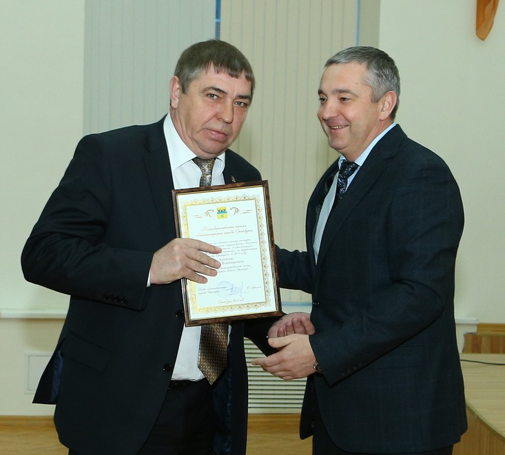 Награду Сергею Калдузову (слева) вручает первый заместитель главы Южного округа Оренбурга Владимир Решетов