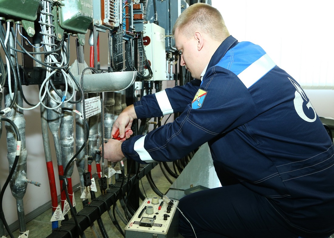 Старший электромеханик участка связи газоперерабатывающего и гелиевого заводов Олег Прилуцкий контролирует герметичность кабеля