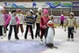 Малыши учатся кататься на коньках