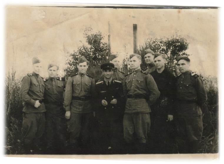 Сын Василий Александрович (крайний справа) с товарищами по службе