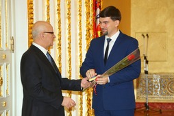 Губернатор Юрий Берг вручил награду электромонтеру гелиевого завода Сергею Закутневу