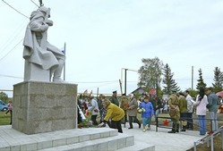 Обновленный памятник участникам войны в селе Сенном