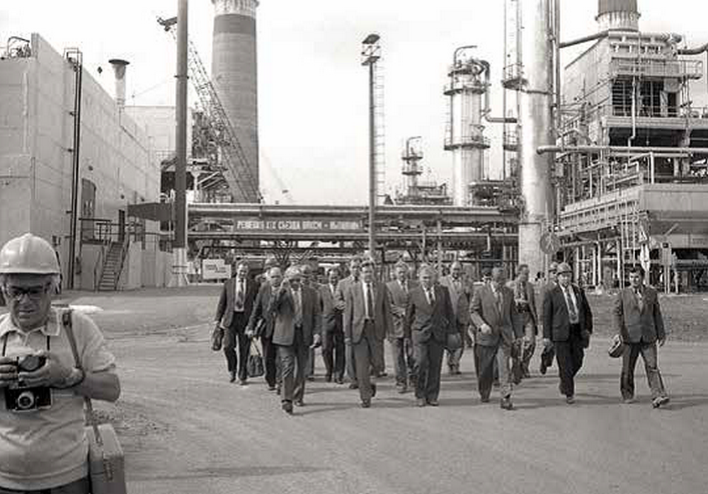 Слева — фотограф Владимир Андреев во время визита председателя Совета министров СССР В.И. Воротникова на оренбургский газоперерабатывающий завод, 1980-е гг.