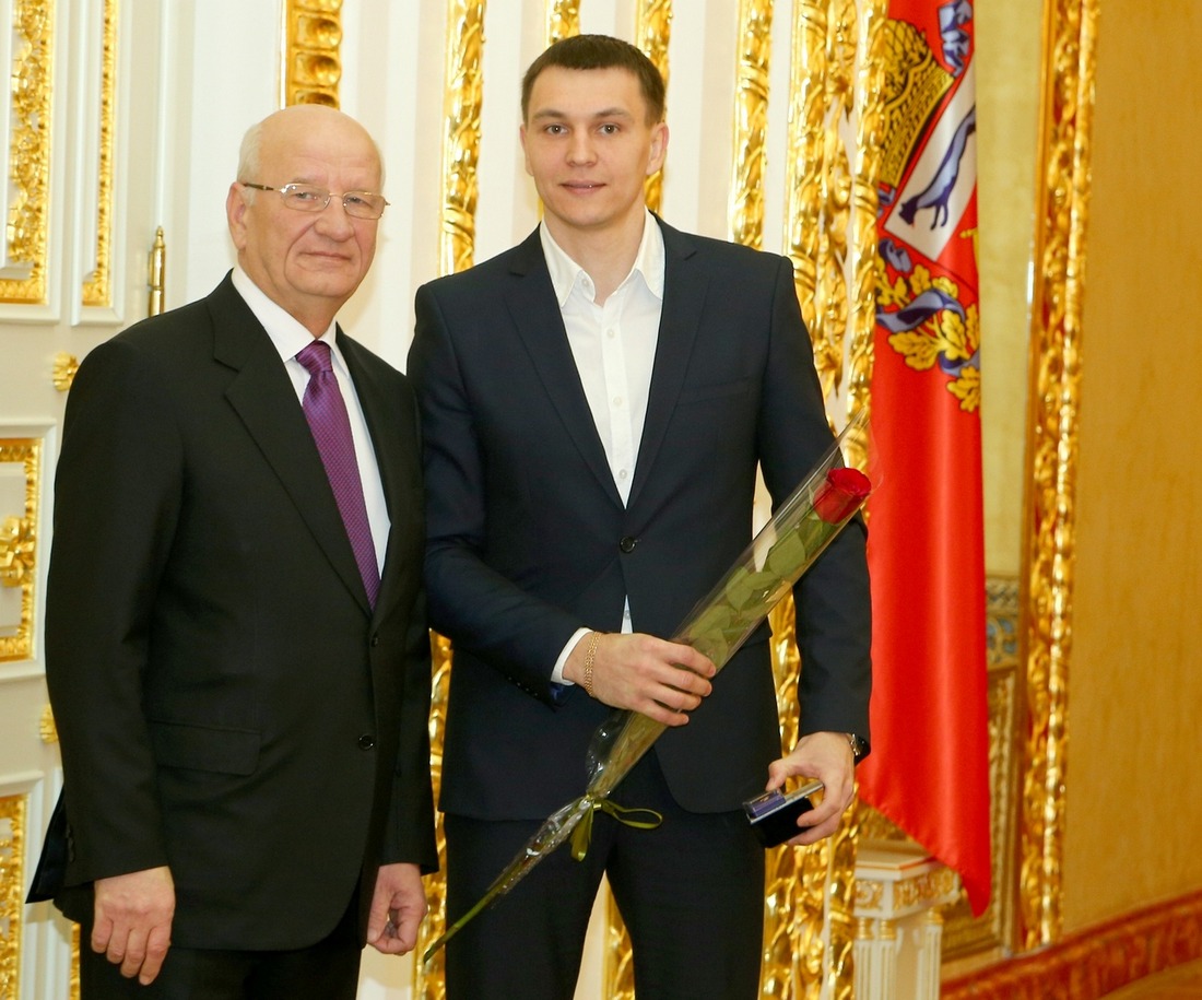 Губернатор Юрий Берг вручил награду респираторщику военизированной части Алексею Минаеву