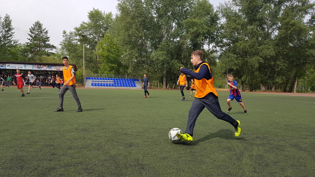 В свободное от кружковых занятий время мальчишек можно найти на футбольном поле