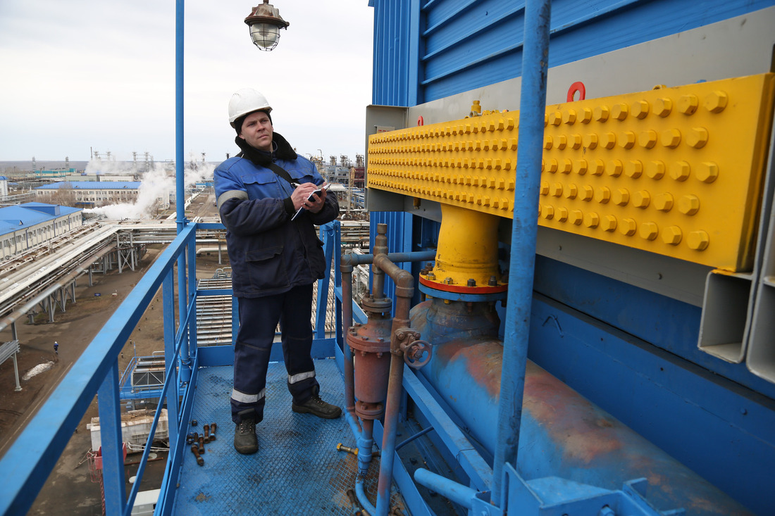 Начальник установки Михаил Проказов проверяет выполненный монтаж нового пучка аппарата воздушного охлаждения