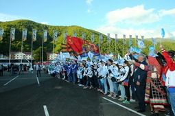 В день открытия участники и гости «Факела» приняли участие в митинге «Салют Победе!»