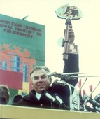 Начальник ВПО Оренбурггазпром Юрий Вышеславцев с ключом от III очереди газоперерабатывающего завода. 1978 год