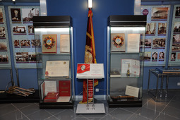 Четырежды за успехи в труде и победы во Всесоюзном соцсоревновании «Оренбурггазпрому» вручалось переходящее Красное знамя, которое впоследствии было передано коллективу на вечное хранение
