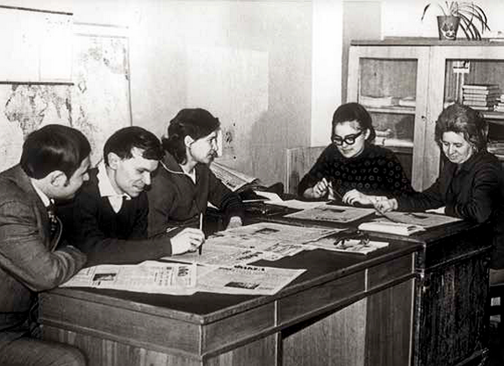 Редакционную летучку проводит Любовь Марфина (в центре). 1976 г.