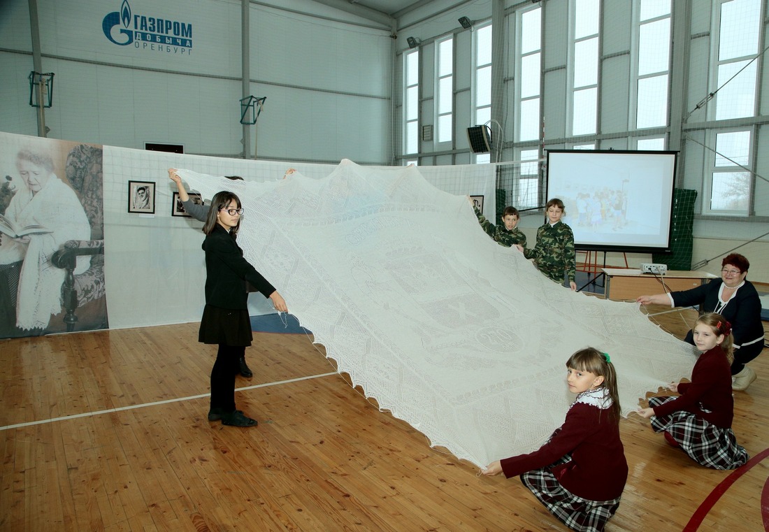 Самый большой платок в Оренбуржье размером 3,43 на 3,43 метра с изображением герба г. Оренбурга