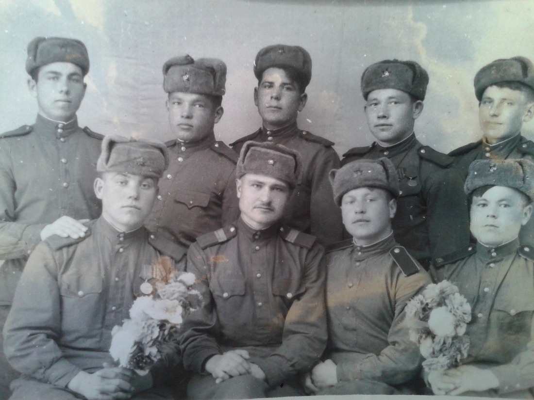 Мой отец (второй слева в верхнем ряду) с однополчанами, 1945 год
