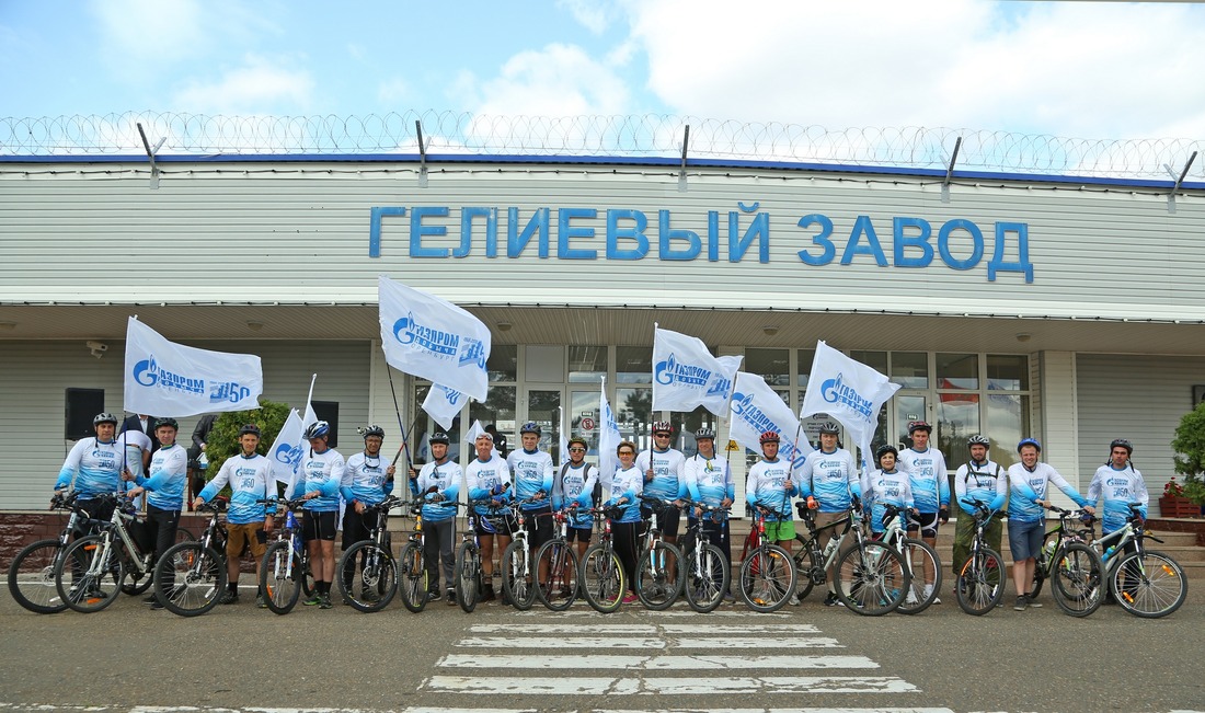 Фото участников велопробега на финише у главной проходной гелиевого завода
