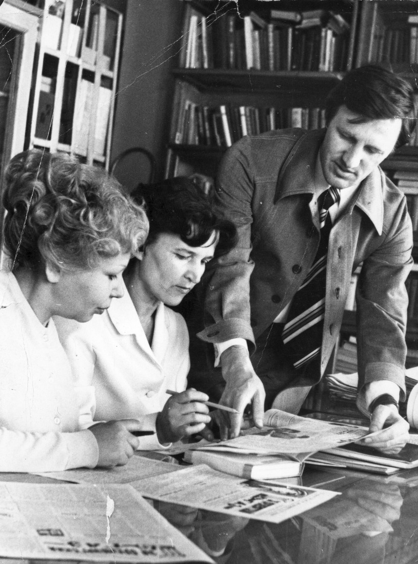 Редактор газеты Лидия Притворова (в центре) и корреспонденты Лина Якупова и Егор Левен обсуждают очередной номер. 1979 г.