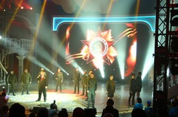 На сцене Виктор Неверов и оренбургские вокальные коллективы